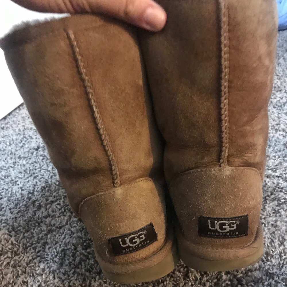 Tan uggs - Picture 2 of 4